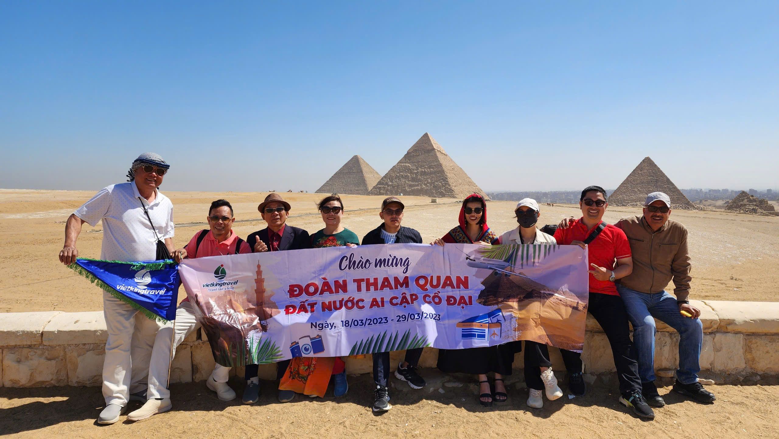 Đoàn khách Vietkingtravel cắm trại Sa mạc Trắng cùng hướng dẫn viên bản địa