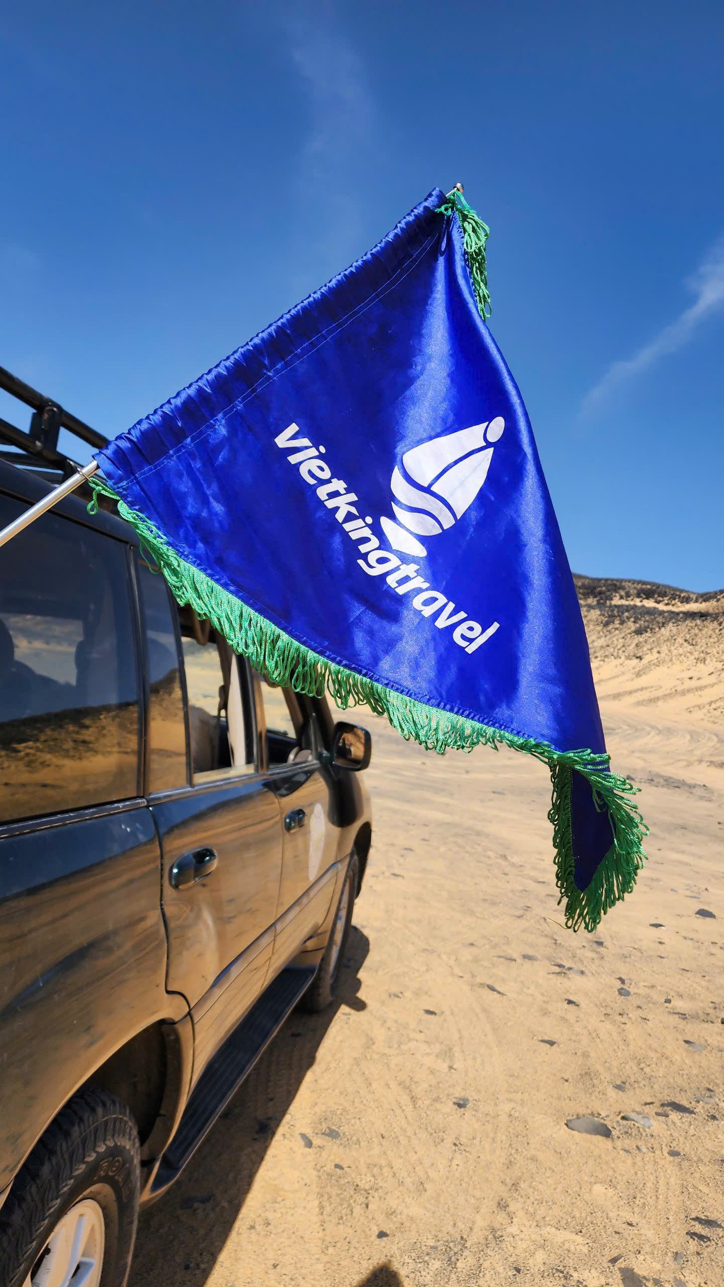 Cờ Vietkingtravel trên xe jeep xuyên sa mạc Ai Cập