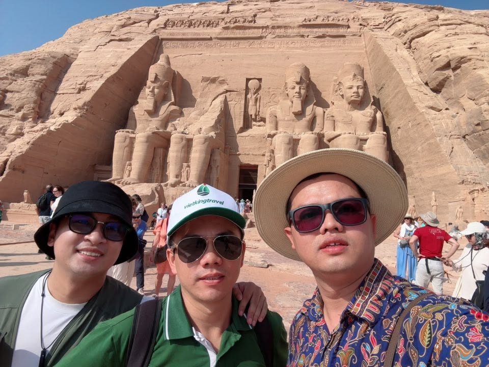 Đoàn khách Vietkingtravel cắm trại giữa Sa mạc Trắng, Ai Cập lúc hoàng hôn
